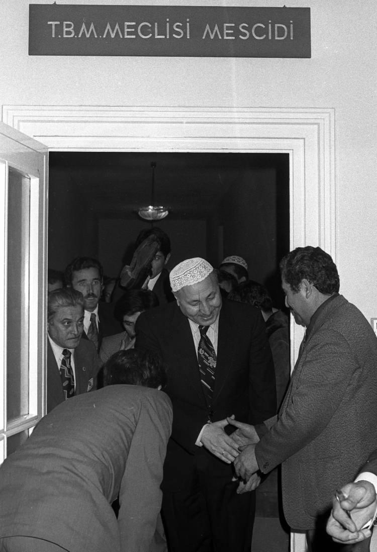 <p>Motorların daha az yakıt harcaması konusunda kendisinden istenilen raporu hazırlayan Erbakan, doçentlik tezini de "Dizel motorlarda püskürtülen yakıtın nasıl tutuştuğunun matematiksel izahı" üzerine hazırladı.</p>

<p> </p>
