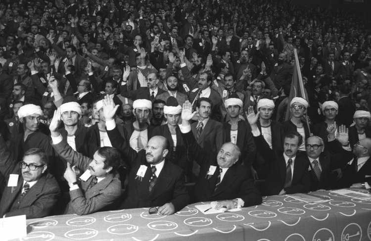 <p><strong>Türkiye'de ağır sanayi hamlesi başlattı</strong></p>

<p>Türkiye'de başlattığı ağır sanayi hamlelerini Almanya'da kaldığı sürede tecrübe eden Erbakan, bunu da Milli Görüş'ün önemli hedeflerinden birisi olarak belirledi. Erbakan, o yıllarda düzenlenen otomobil kongresinde, "Şeftaliden başka bir şey üretemeyiz" görüşünü savunanlara inat, bir araya geldiği arkadaşlarıyla 1956'da Türkiye'nin ilk yerli motorunu üretmek için Gümüş Motor Fabrikası'nı kurdu. Burada, Avrupa'daki benzerlerinden düşük saatte 5,5 litre motorin harcayan bir ve iki silindirli motorların üretimi yapılmaya başlandı.</p>
