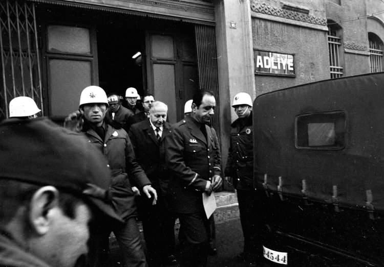 <p>Erbakan, Konya'daki milletvekilliği çalışmaları sırasında kendisine yönelik "Bir çiçekle bahar olmaz" değerlendirmeleri üzerine, "Evet, bir çiçekle bahar olmaz ama her bahar bir çiçekle başlar" ifadesini kullanmıştı.</p>

<p> </p>
