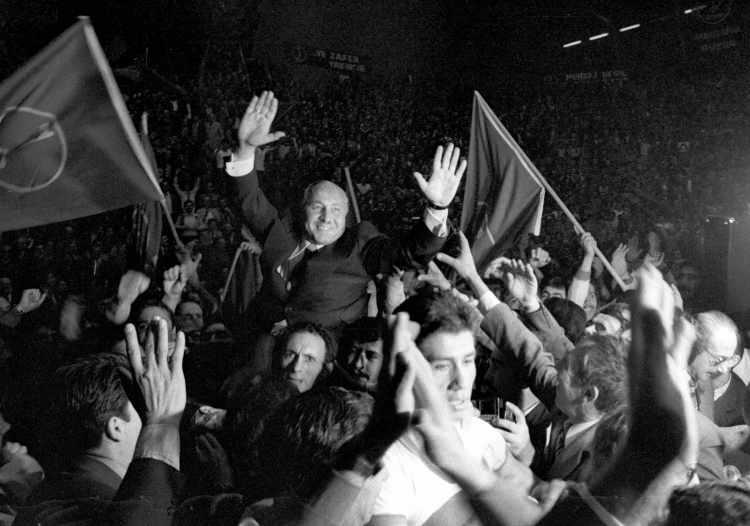 <p><strong>Milli Nizam Partisini kurdu</strong></p>

<p>Konya Milletvekili Erbakan, seçimin üzerinden çok geçmeden 26 Ocak 1970'te, 17 arkadaşıyla Milli Görüş hareketinin ortaya çıkmasını sağlayacak ilk parti olan Milli Nizam Partisini kurdu. Parti kurulduğunda ilk üyenin kim olacağı konusunda karar vermek üzere yönetim toplandı, Erbakan'ın ilk üye olması istendi. Erbakan ise bu teklif üzerine tebessümle arkadaşlarına bakarak, "Ecdadımız Anadolu'ya, Malazgirt Meydan Muharebesi ile Muş/Malazgirt'ten girmişti. O ilimizdeki bir caminin imamı, bizim birinci kurucu üyemiz olacak." dedi.</p>
