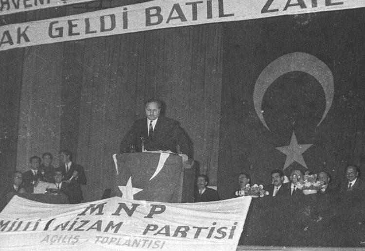 <p>Milli Görüş hareketi lideri Erbakan, "önce ahlak ve maneviyat" vurgusunu da Milli Nizam Partisinin çalışmalarıyla gençlere ve partililere aktardı.</p>

<p> </p>

