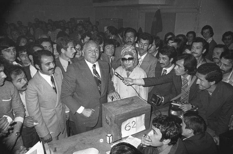 <p><strong>Erbakan'ın siyaseti dikkati çekti</strong></p>

<p>Erbakan ve arkadaşlarının izlediği siyaset tarzı pek çok çevrenin dikkatini çekti. 12 Mart 1971 muhtırasının ardından mayıs ayında "laikliğe aykırı çalışmalar yürüttüğü" iddiasıyla Milli Nizam Partisi kapatıldı. Partinin kapatılmasına ilişkin mahkeme kararının gerekçesinde, Erbakan'ın konuşmalarında halkı Ayasofya'da namaz kılmaya davet etmesi de yer aldı.</p>
