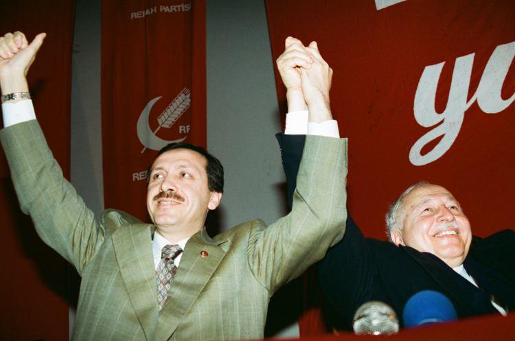 <p><strong>Cezaevi süreci</strong></p>

<p>Milli Selamet Partisince 6 Eylül 1980'de Konya'da düzenlenen Kudüs Mitingi büyük ses getirirken bu miting partinin kapatılma sebeplerinden birisi olarak gösterildi.</p>
