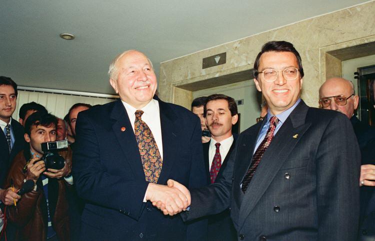 <p>Darbeden sonra İzmir'de uzun süre gözaltında kalan Erbakan, daha sonra çıkarıldığı mahkemece tutuklandı ve 9 ay cezaevinde kaldı.</p>

<p> </p>
