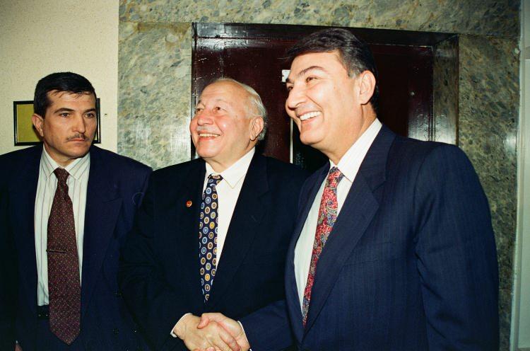 <p>Erbakan, cezaevinden çıktıktan sonra yeni parti kurma çalışmalarını başlattı.</p>

<p> </p>
