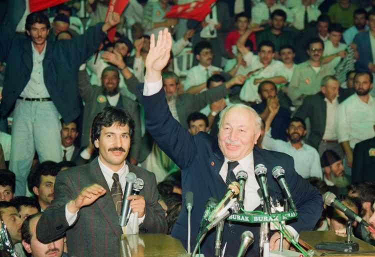 <p><strong>Refah Partisi kuruldu</strong></p>
<p>Siyasi yasaklı Erbakan, kapatılan MSP'nin yerine Refah Partisinin (RP) 19 Temmuz 1983'te kurulmasını sağladı. Partinin genel başkanlığı koltuğuna Ahmet Tekdal oturdu. Siyaset yasağının referandumla kalkmasının ardından Erbakan, Refah Partisinin 11 Ekim 1987'de yapılan kongresinde oy birliğiyle genel başkan oldu. Bu tarihten sonra yapılan yerel seçimlerde Refah Partisinin kazandığı belediyelerdeki hizmetler, Erbakan ve siyasetine olan ilgiyi artırdı. Milli Görüş fikri, Türkiye'de bu dönemde yeni bir model oldu. 27 Mart 1994 yerel seçimlerinde Milli Görüş, İstanbul ve Ankara büyükşehir belediyeleri dahil birçok kentin yerel yönetimlerinde iş başına geldi.</p>