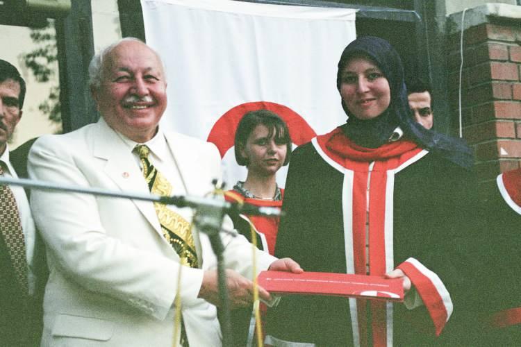 <p><strong>Refah Partisi birinci parti oldu</strong></p>
<p>Necmettin Erbakan, 20 Ekim 1991 seçimlerinde Konya'dan yeniden milletvekili seçildi. Parti, 1995'teki genel seçimlerde yüzde 21,7 oy oranıyla sandıktan birinci çıktı. Erbakan, Meclise Konya milletvekili olarak girdi. Cumhurbaşkanlığı koltuğundaki Süleyman Demirel, hükümeti kurma yetkisini Refah Partisine vermedi. Daha sonra kurulan DYP-ANAP hükümeti 3 ay sürdü.</p>
