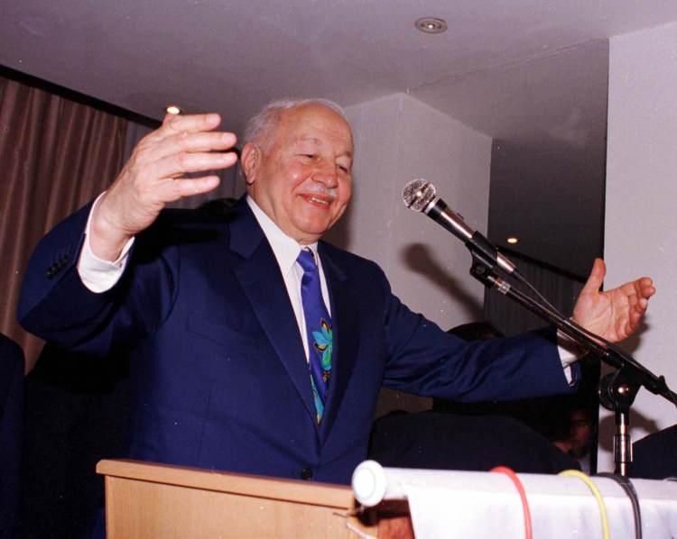 <p><strong>54. Hükümet'te başbakanlık yaptı</strong></p>
<p>Hükümet kurma görevini Cumhurbaşkanı Demirel'den alan Erbakan, Tansu Çiller'in genel başkanlığındaki Doğru Yol Partisi ile 54. Hükümeti kurarak 28 Haziran 1996'da başbakanlık koltuğuna oturdu.</p>