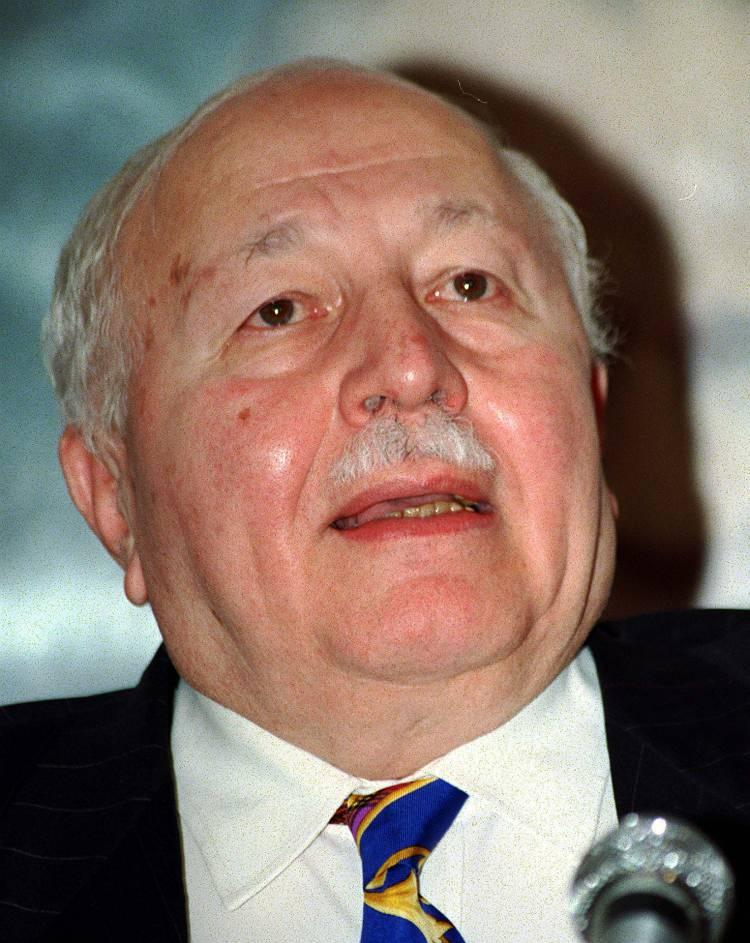 <p>Günlerce kamuoyunda oluşturulan propagandalar sonrası, 28 Şubat 1997'de "post-modern darbe" olarak anılacak müdahale gerçekleşti.</p>

<p> </p>

<p>Başbakan Erbakan'ın o gece ulusa seslenmek için hazırlık yaptırdığı, Milli Güvenlik Kurulu toplantısından geç saatte "gergin ve üzgün" geldiği için bu yayının iptal edildiği sonradan ortaya çıktı.</p>

<p> </p>
