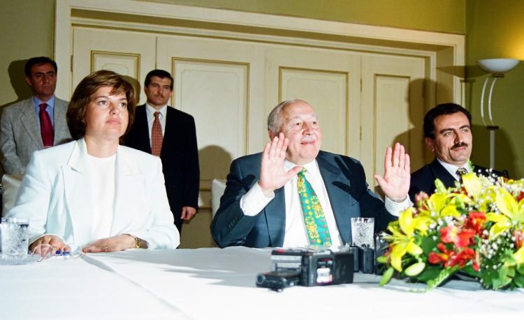 <p>Koalisyon ortağı Doğru Yol Partisinin protokol gereği başbakanlık koltuğunu alması için Necmettin Erbakan, 30 Haziran 1997'de Cumhurbaşkanı Süleyman Demirel'e istifasını sundu. /Demirel, DYP Genel Başkanı Tansu Çiller yerine, 55. Hükümet'i kurması için Anavatan Partisi Genel Başkanı Mesut Yılmaz'a görev verdi.</p>
<p> </p>