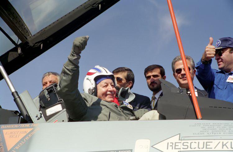 <p><strong>Refah Partisi kapanmadan Fazilet Partisi kuruldu</strong></p>

<p>Refah Partisinin kapatılması sürecini beklemeyen partililer, 17 Aralık 1997'de Milli Görüş hareketinin dördüncü partisi olan Fazilet Partisini kurdu. Partinin genel başkanlık görevini de Recai Kutan üstlendi. Fazilet Partisinin 14 Mayıs 2000'deki kongresi, gelenekçi ve yenilikçi kanat şeklinde isimlendirilen parti içi grupların yarışmasına sahne oldu. Abdullah Gül yenilikçi kanadın, Recai Kutan ise gelenekçi kanadın oylarını aldı.</p>

<p>Bu arada Yargıtay Cumhuriyet Başsavcısı Vural Savaş, Fazilet Partisinin de kapatılması için dava açtı.</p>
