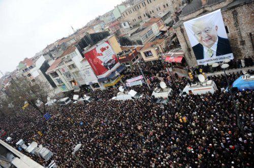 <p><strong>Kayıp trilyon davası</strong></p>
<p>Kamuoyunda "kayıp trilyon davası" olarak bilinen Refah Partisinin mali hesaplarına ilişkin davada kendisine verilen hapis cezasından dolayı Erbakan, 30 Ocak 2004'te Saadet Partisi Genel Başkanlığı ve üyeliğinden ayrılmak zorunda kaldı.</p>
<p>Erbakan'ın, sağlık sorunları sebebiyle başvurusundan dolayı cezanın infazı ertelendi. Ankara 9. Ağır Ceza Mahkemesi, Erbakan'ın 2 yıl 4 aylık hapis cezasını, yeniden yargılama sonunda değiştirmedi ancak cezasını konutunda çekmesine karar verdi. Cumhurbaşkanı Abdullah Gül tarafından Milli Görüş lideri Necmettin Erbakan'ın "sürekli hastalık" nedeniyle aldığı ev hapsi cezası 19 Ağustos 2008'de kaldırıldı.</p>
<p>Saadet Partisi Olağanüstü Büyük Kongresi'nde 17 Ekim 2010'de yeniden genel başkan olan Erbakan, 28 Şubat post-modern darbenin 14.yılı arifesinde solunum yetmezliğine bağlı, kalp ve çoklu organ yetmezliği sebebiyle 27 Şubat 2011'de vefat etti. Erbakan, 1 Mart 2011'de vasiyeti üzerine devlet merasimi yerine İstanbul Fatih Camisi'nde düzenlenen cenaze töreninin ardından son yolculuğuna uğurlandı.</p>