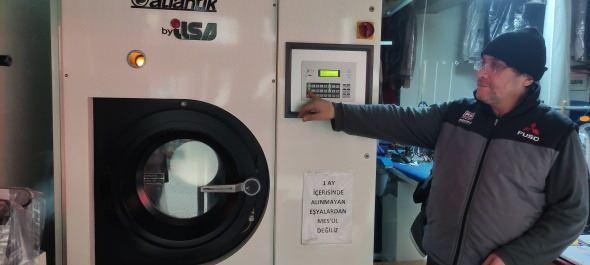 <p>Kuru temizleme işini 40 yıldır yaptığını ifade eden Fatih Şahin, "Kuru temizleme, özel makinelerle su kullanılmadan bir kimyasalla kirleri temizleme yöntemedir. Kuru temizleme gören kıyafetler deforme olmaz, makineye konduğu gibi çıkar. Ben bu işi 40 yıldır yapıyorum.</p>
<p> </p>