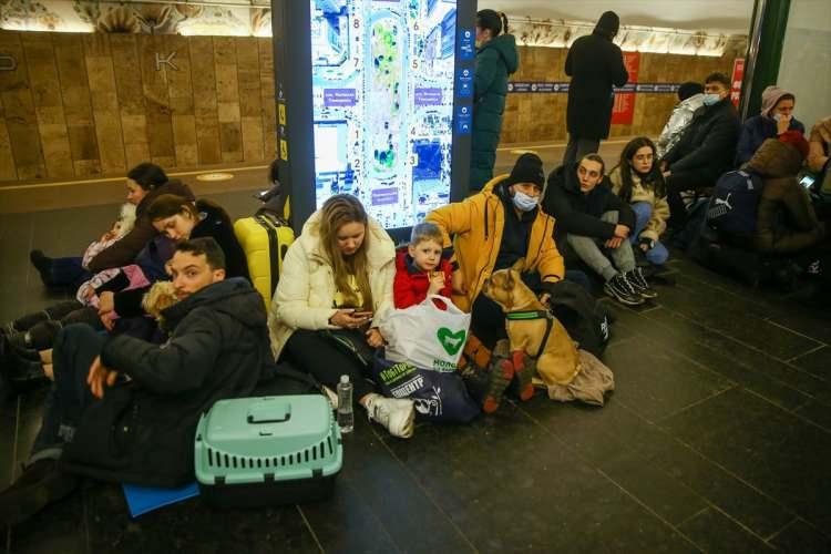 <p>Rusya'nın Ukrayna'ya yönelik askeri müdahalesi sırasında başkent Kiev'de bazı siviller metro istasyonlarına sığındı.</p>
