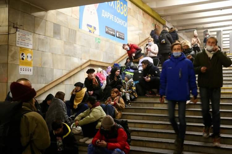 <p>Rusya’nın hava saldırılarından korkan Ukraynalılar başta başkent Kiev ve Harkov olmak üzere geceyi metro istasyonlarında geçiriyor.</p>

<p><br />
Rusya’nın Ukrayna’ya yönelik saldırıları devam ederken, hava saldırılarından korkan Ukraynalılar başta başkent Kiev ve Harkov olmak üzere geceyi metro istasyonlarında geçiriyor. Metro istasyonlarına sığınan halk, yerlere serdikleri gazeteler ve battaniyeler üzerine uyumaya çalışıyor.</p>
