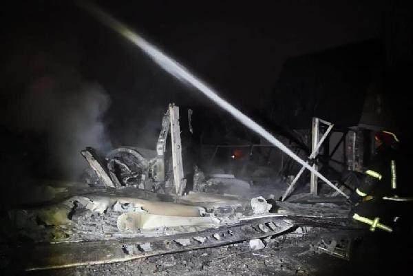 <p>Ukrayna Acil Durum ekipleri, kentin çeşitli yerlerinde saldırılar sonucunda zarar gören ve yangın çıkan binalarda yaşayan sivil halkı tahliye etti. </p>