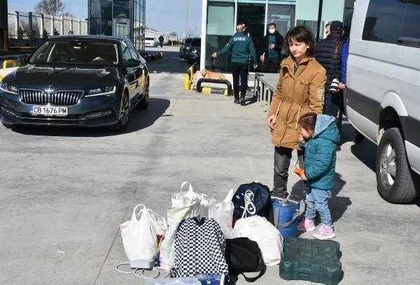 <p>Eşi Hamza Kahnici İstanbul'da yaşayan, Ukrayna asıllı Yulia Kahnici, 2 çocuğuyla Odessa kenti yakınlarında kasabadan arkadaşlarıyla minibüsle yola çıkıp, Hamzabeyli Sınır Kapısı'ndan giriş yaptı. </p>
