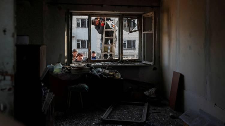 <p>Ukraynalı vatandaşlar bombardıman sonrası büyük hasar alan evlerini inceliyorlar.</p>
<p> </p>