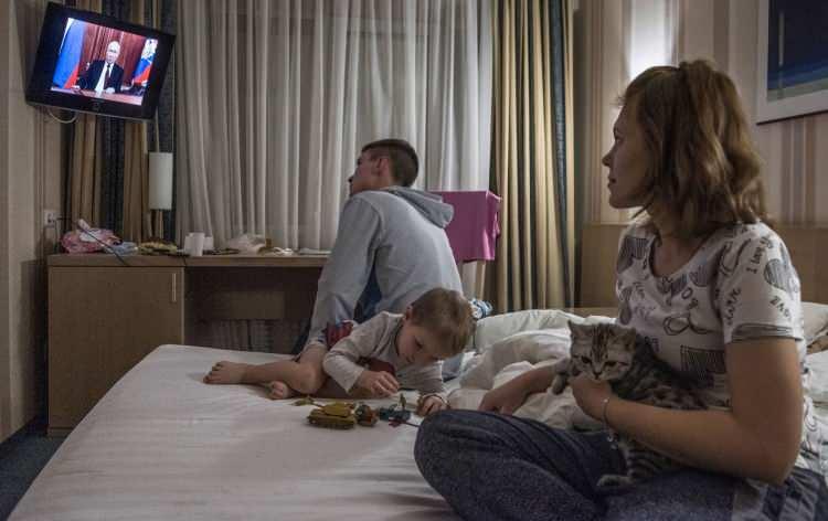 <p>Ayrılıkçı bölgelerin birinden ayrılan ailenin Rusya'nın Taganrog kentinde bir otel odasında yaşanan gelişmeleri takip ederken.</p>
<p> </p>