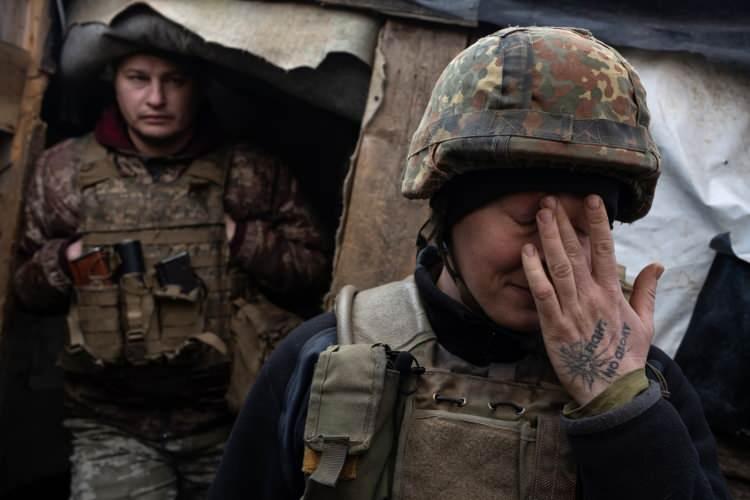 <p>Ukrayna'nın Popaska kentindeki ön cephede bulunan iki Ukraynalı asker.</p>

<p> </p>
