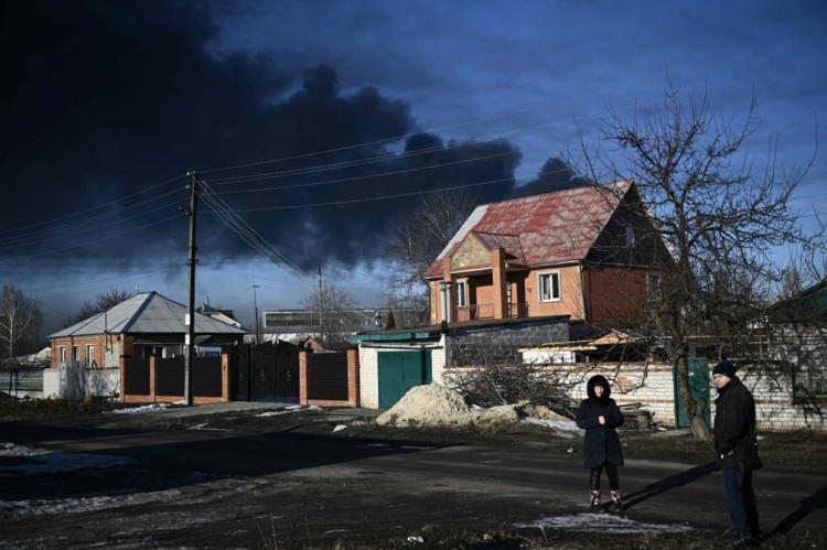 <p>Ukrayna'da hava saldırısında hasar alan bir köy.</p>