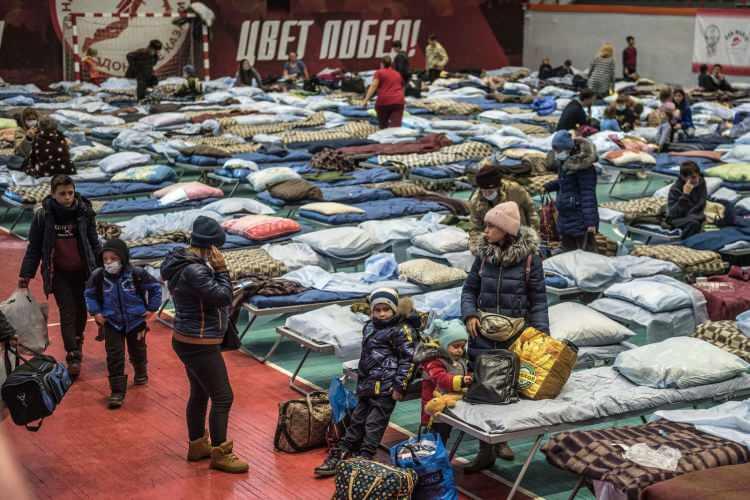 <p>Rusya yanlısı ayrılıkçı bölgelerden tahliye edilen insanların bulunduğu Taganrog kentinde kurulan geçici bir sığınak.</p>

<p> </p>
