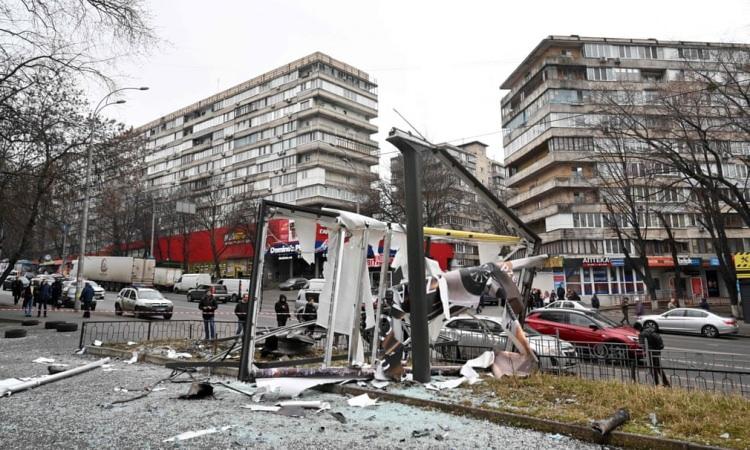 <p>Ukrayna'nın işlek bir caddesinde Rusya'nın yaptığı hava saldırısı sonrası hasar gören bir reklam panosu.</p>
<p> </p>
