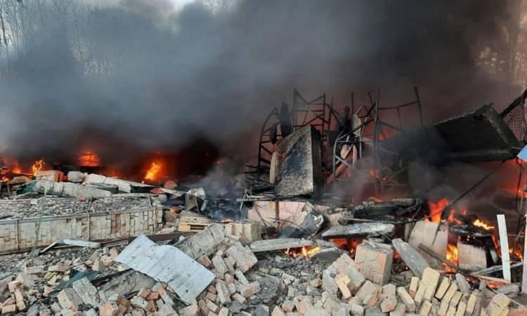 <p>Ukrayna Devlet Sınır Muhafız Teşkilatı sitesinin Rusya tarafından gerçekleştirilen bombardımanında gördüğü zarar.</p>
<p> </p>