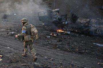 <p>Rus askerlerin saldırıları sonrası Ukrayna'nın başkenti Kiev'de Ukraynalı askerler patlamamış mermileri arayıp topluyor.</p>