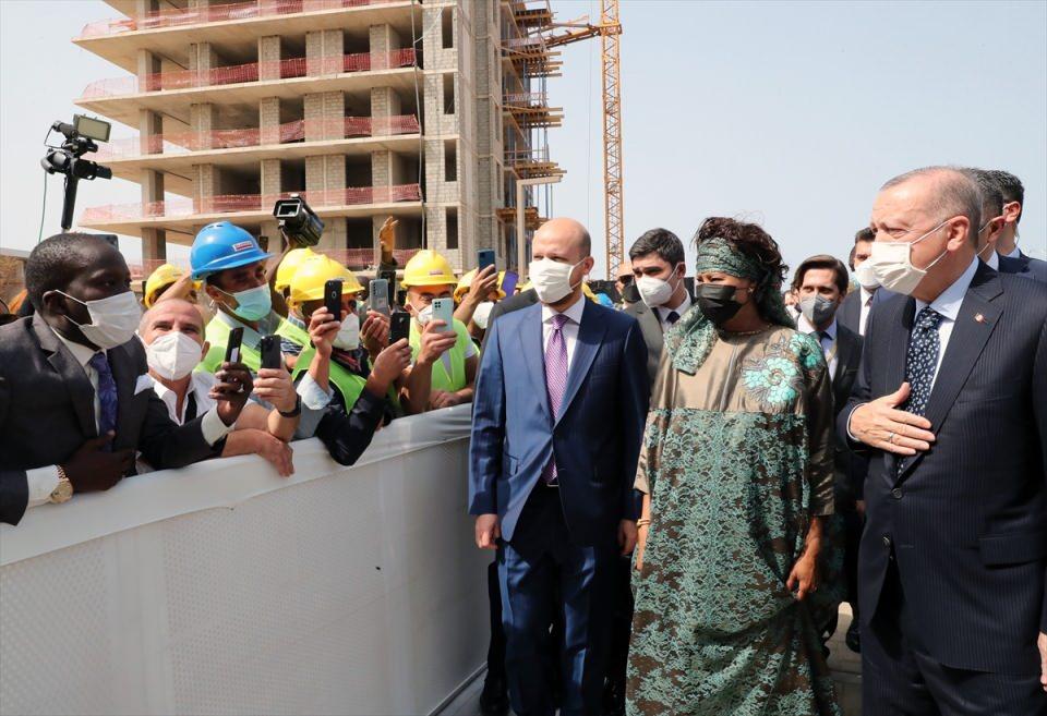 <p>Cumhurbaşkanı Recep Tayyip Erdoğan, Türkiye'nin Dakar Büyükelçiliği kançılarya binasının açılış törenine katıldı.</p>

<p> </p>
