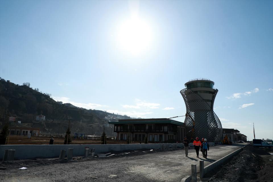 <p>Rize-Artvin Havalimanı terminal binasında çalışmalar yüzde 80, bütün bina imalatları baz alındığında ise üst yapı imalatının yüzde 87'si bitti.<br />
Peyzaj çalışmaları devam eden, ağaçlandırma çalışmalarına başlanan havalimanında, 10 dönümlük alanda bölgenin önemli geçim kaynağı olan çay bahçesi oluşturulması planlanıyor. Bölgeye gelecek misafirler, yöresel mimari ve görsellerin yanında çay bahçesiyle karşılanacak.<br />
Basınçlı gaz (CNG) sahasının betonarme işlemi yapılan havalimanında, ihaleyi alan firma kuruluma başlayacak.<br />
Havalimanında deneme uçuşlarının da nisanda başlaması planlanıyor.</p>
