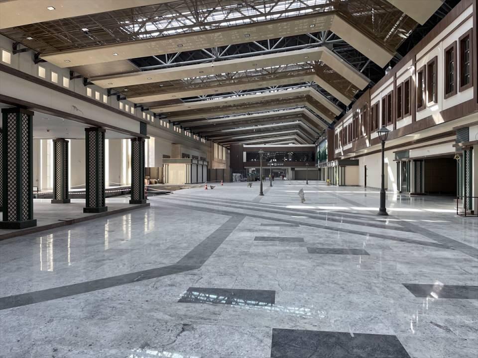 <p>Öte yandan, bulut tavanının alçak, görüş faktörlerinin kötü olduğu hava koşullarında, uçağın piste güvenli yaklaşmasını ve piste elektronik cihazlarla emniyetli iniş yapmasını sağlayan ILS sistemi için firma yetkilileri havalimanına geldi, aplikasyon yapıldı. </p>
