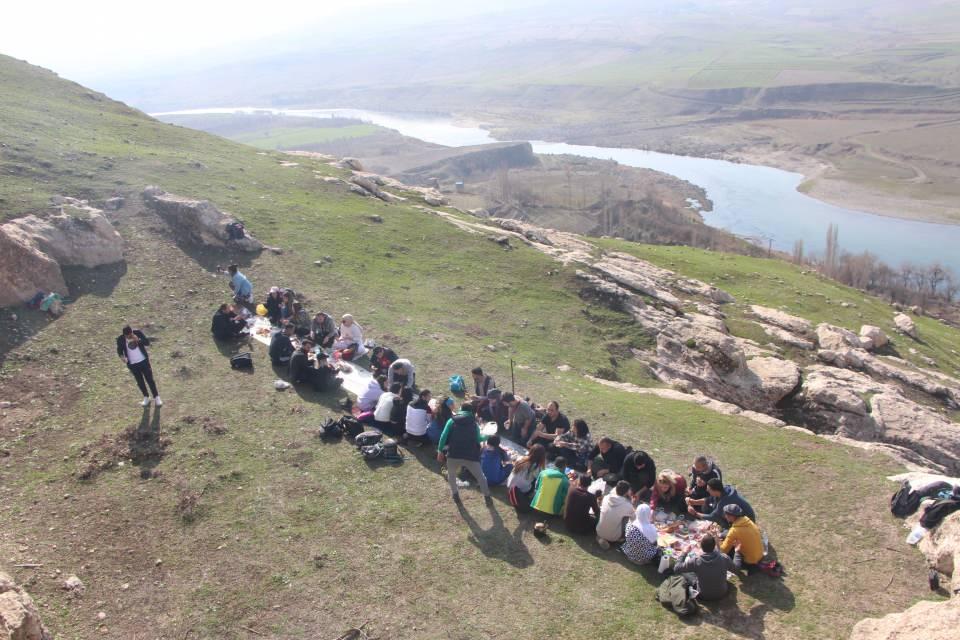 <p>Finik Kalesi'ndeki ören yerleri, obrukları, su kanalları ve mağaralarla tarihin derinliklerine yolculuk yapan doğaseverler, 15 kilometrelik zorlu doğa yürüyüşünün ardından günün yorgunluğunu ise halay çekip türküler söyleyerek attı.</p>
