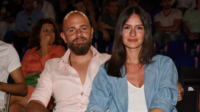 <p><span style="color:#B22222"><strong>Ünlü isim önceki gün de Instagram hesabından cilt bakımı için kullandığı kremleri önerdi.</strong></span></p>