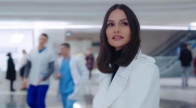 <p><span style="color:#B22222"><strong>Yasemin Özilhan krem önerisiyle "Dalga mı geçiyorsun?", "İnsanlar ne durumda bilmiyor musun?" yorumlarında bulundu.</strong></span></p>