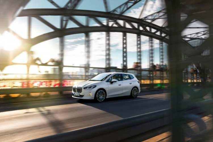 <p>İkinci nesliyle gelen yeniliklerden iç mekan da nasibini almış. Burada tamamen elektrikli BMW iX'den ilham aldığı görülebiliyor. İnce gösterge paneli, Kavisli Ekran (Curved Screen) ve azalan düğmeler ferahlık yaratıyor.</p>
