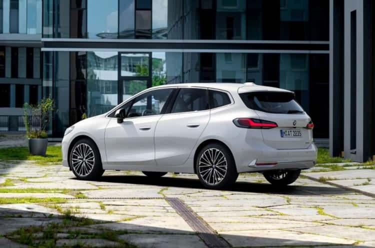 <p>Yeni BMW 2 Serisi Active Tourer’da standart olarak sunulan özellikler arasında BMW Live Cockpit Professional, BMW Head Up Display, Akıllı Telefon Arayüzü, Sürüş Asistanı, Adaptif LED Farlar, Park Asistanı ve Panoramik Cam Tavan yer alıyor. Ayrıca, Kablosuz Şarj Haznesi, Konfor Erişim Sistemi ve Park Asistanı Plus da opsiyonel olarak sunulan donanımlar arasında.</p>