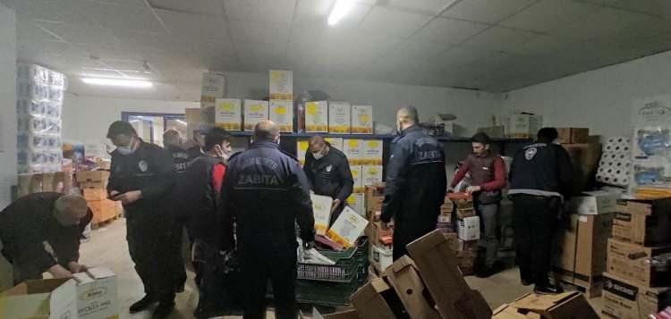 <p>RAFLARDA OLMAYAN YAĞLAR DEPOLARDAN ÇIKTI</p>
<p>Marketlerin raflarında yer almayan yağların depolarda olduğu görüldü. İş yerlerini tek tek inceleyip didik didik arama yapan ekipler, stoklanan ürünlere el koydu ve yasal süreç başlattı.</p>