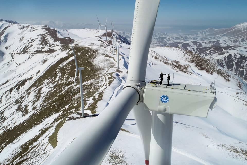 <p>Projenin hayata geçirildiği bölgenin rüzgar enerjisi üretimi için en uygun yerlerden biri olduğunu belirten Sarısaç, "Buranın tercih edilmesinin sebeplerinden biri rakım olarak yüksek olması. </p>
