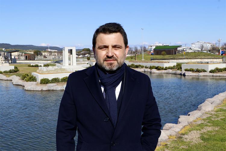 <p>Çanakkale Savaşları Gelibolu Tarihi Alan Başkanı İsmail Kaşdemir, 1915 Çanakkale Köprüsü'nün açılışının, Çanakkale Deniz Zaferi'nin 107'nci yıl dönümünde yapılacağını hatırlatarak, "18 Mart 1915, Türk milletinin tarihe atmış olduğu bir mühürse, 18 Mart 2022 tarihinde de köprümüzün açılışıyla tarihe bir mühür daha vuracağız" dedi. </p>
<p> </p>