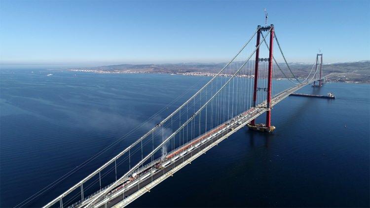 <p>Çanakkale Savaşları Gelibolu Tarihi Alan Başkanı Kaşdemir, 18 Mart Çanakkale Deniz Zaferi ve Şehitleri Anma Günü'nde 1915 Çanakkale Köprüsü'nün açılışının yapılacağını, kutlamaların daha da anlamlı olacağını söyledi. Türk milletinin, 107 yıl önce vatanını savunduğunu vurgulayan Kaşdemir, "Haksızca bize saldıranları, Çanakkale Boğazı'ndan geçirmedik. Tabiri caizse vatanımız, kutsal değerlerimiz, milletimiz için dünyaya meydan okuduk. Her yıl 18 Mart'ta, Türk milletinin kalbi başka bir atar. Herkesin kalbini ayrı bir sevinç kaplar çünkü 18 Mart'ta Çanakkale ruhu temayüz etmiş ve Mehmetçik çok büyük bir destan yazmıştır. Çanakkale Savaşları'nda dünya tarihinin akışı değişmiştir. Dünya tarihinin akışını değiştiren pek az örnek vardır. O yüzden Mehmetçiğin, Türk milletinin yazmış olduğu bu zaferi her yıl büyük bir coşkuyla kutluyoruz. Onları rahmetle anıyoruz, bütün kalbimizle dua ediyoruz. Onların sayesinde bugün ayakta durduğumuzu, hür bir şekilde yaşadığımızı bir kez daha ifade ediyoruz" dedi.</p>
<p> </p>
