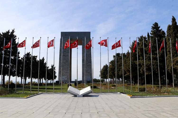 <p> İşte 107 yıl önce bu topraklarda vatan savunması için ölüme yürüyenler, şehadet şerbetini içenler, bugünler için canını ortaya koymuşlardı. Onların torunları, bugün büyük işler başarıyor. </p>
