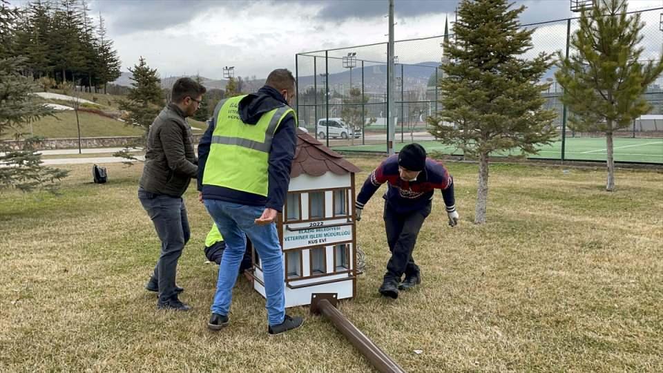 <p>Özel olarak dizayn edilen iki katlı, 24 odalı yuvalar, kentte kuşların yoğunluk oluşturduğu, göç yolundaki bölgelerde yaklaşık 4 metre yüksekliğindeki direklerin üzerine yerleştirildi.</p>
<p>İlk etapta 11 yuva hazırlayarak belirlenen noktalara yerleştiren ekipler, belirli aralıklarla ziyaret ettikleri yuvaların çevresine su ve mama bırakıyor.</p>