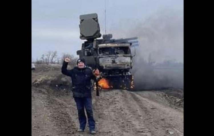 <p>Görüntüler arasında Rus zırhlı araçları, tankları, siviller tarafından ele geçirilmiş telsiz araçları bile var. </p>
