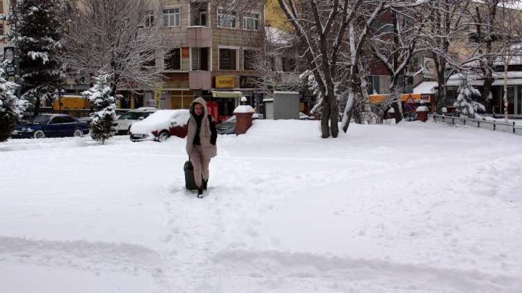 <p>Aksaray<br />
<br />
Çarşamba: Karla karışık yağmur<br />
Perşembe: Kar yağışlı</p>
