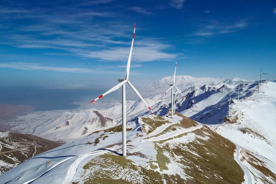 <p>Van'ın Gevaş ilçesinde 3 bin rakımda kurulan rüzgar enerjisi santraliyle (RES) 50 bin haneye yetecek enerji üretimi yapılıyor.</p>
<p> </p>