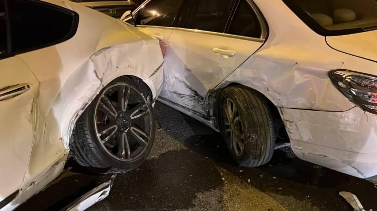 <p>Kadıköy’de kontrolünü kaybeden lüks otomobil sürücüsü, park halinde bulunan iki otomobile çarparak durabildi. Kazada park halinde bulunan otomobil içerisindeki bir kadın yaralandı.</p>

