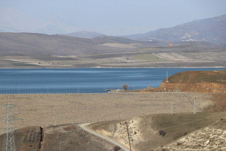 <p>Aslan, inşa edilen barajların elektrik üretimi, sulama, içme suyu gibi birden çok amaca hizmet ettiğine işaret ederek, "2021'in ekim ayı sonu itibarıyla 5 ildeki 16 barajda ortalama doluluk oranı (ekim ayı) yüzde 23 seviyelerine kadar düştü, 22 şubat itibarıyla yüzde 26'ya yükseldi." ifadesini kullandı.</p>

<p>"Barajlarımızdaki su miktarının dip nokta olan ekim ayından sonra yavaş yavaş yükseldiğini görüyoruz." diyen Aslan, doluluk oranlarını bu tarihte belirlemenin doğru olmayacağını aktardı.</p>

<p> </p>
