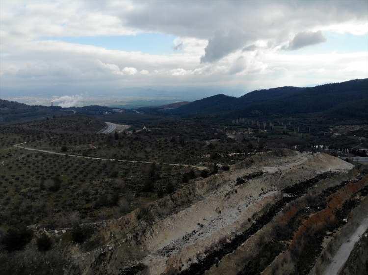 <p>Bölgede arkeolojik kurtarma kazıları ile gizli kalmış kültürel mirası ortaya çıkarmak için çalışan 80 kişilik arkeolojik ekiplerinin bulunduğuna dikkati çeken Tiryaki, Muğla Müzesinde kömür sahalarından çıkan eserlerin sergilendiği çok etkileyici bir teşhir salonlarının bulunduğu aktardı.</p>