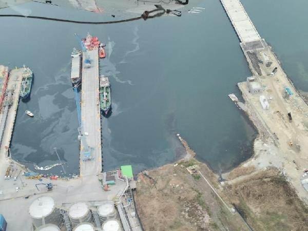 <p>Kocaeli Büyükşehir Belediyesi’ne bağlı ekipler, deniz uçağı ile rutin denetimlerini yaptıkları sırada, Başiskele ilçesindeki limanda ‘Seaspirit’ isimli Vanuatu bandıralı kuru yük gemisinin, yakıt alımı sırasında, hava firarından püsküren bir miktar ‘diesel oil’in güverteye ve denize akması nedeniyle denizi kirlettiği tespit edildi.</p>
